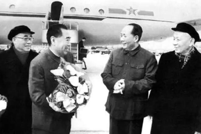 主席专机驾驶员透露领袖趣事：主席飞机带铺盖朱德喜欢驾驶舱(图1)