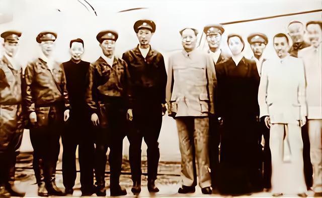 主席专机驾驶员透露领袖趣事：主席飞机带铺盖朱德喜欢驾驶舱(图4)