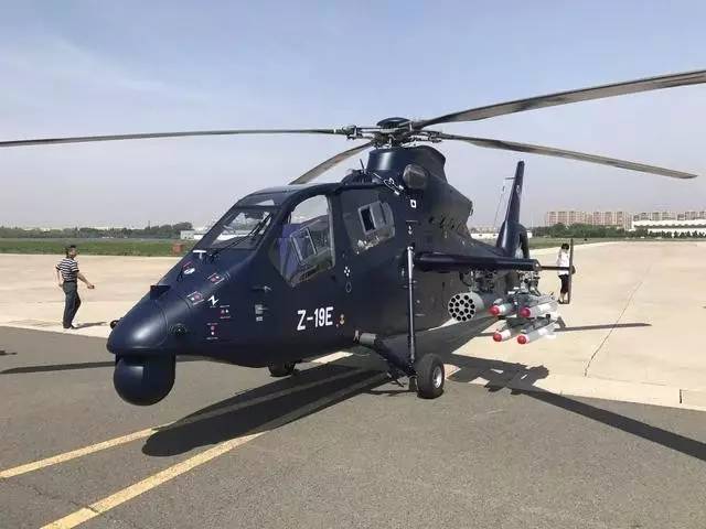 美国坠毁的黑鹰直升机的驾驶员是一名女性(图1)