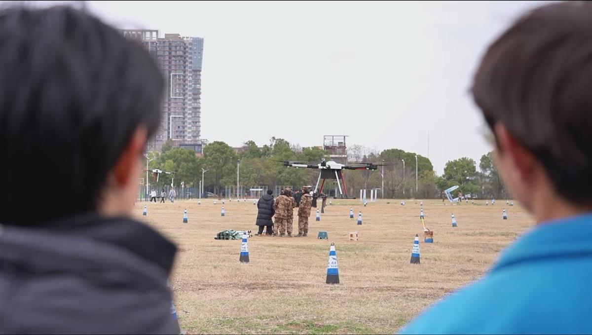 湖北低空经济发展带火无人机“驾校”报名热 成人考证是学生的两倍(图1)