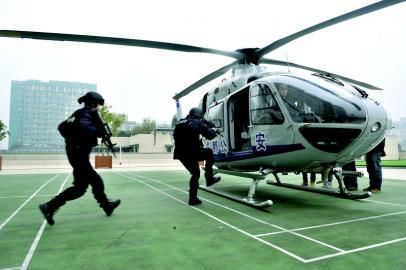 揭秘成都首架警用直升机 可实现空对地打击(图1)