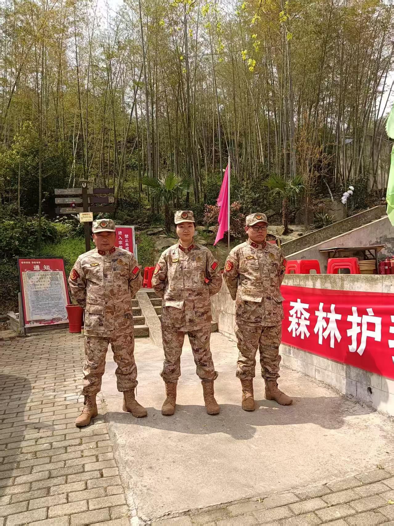 无人机在空中巡查民兵在地面值守这个村筑牢森林防火墙……(图1)