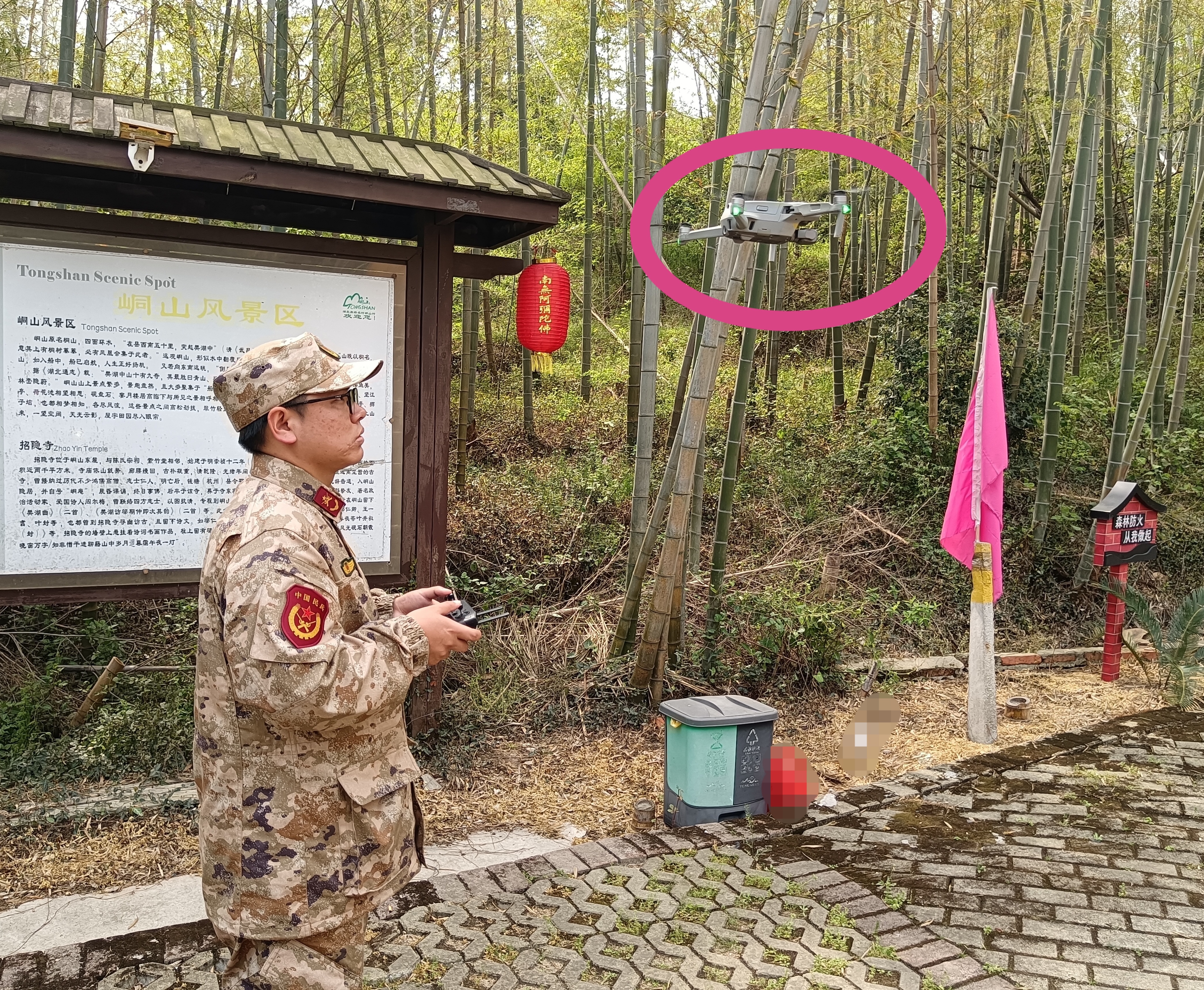 无人机在空中巡查民兵在地面值守这个村筑牢森林防火墙……(图2)