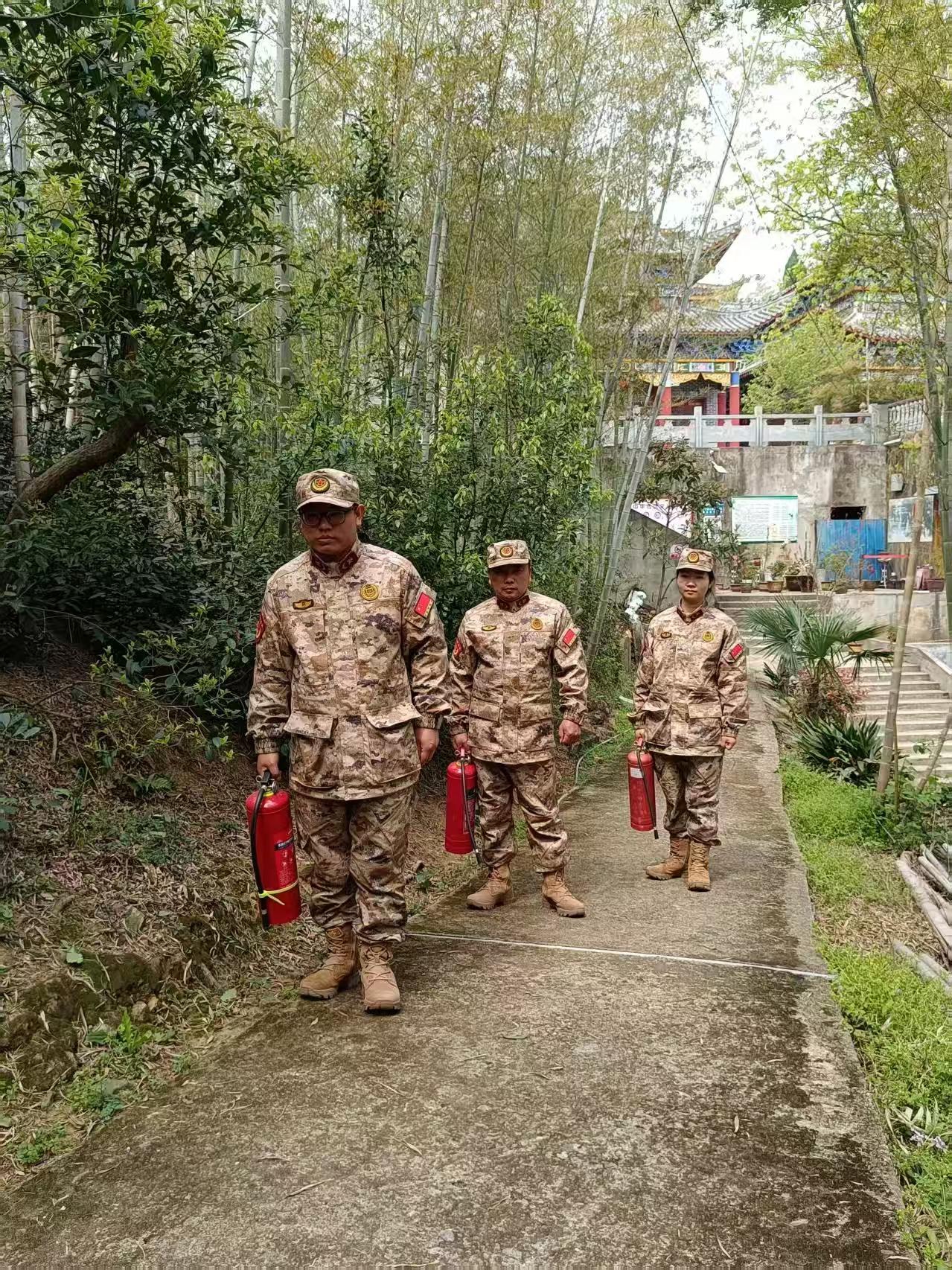 无人机在空中巡查民兵在地面值守这个村筑牢森林防火墙……(图3)