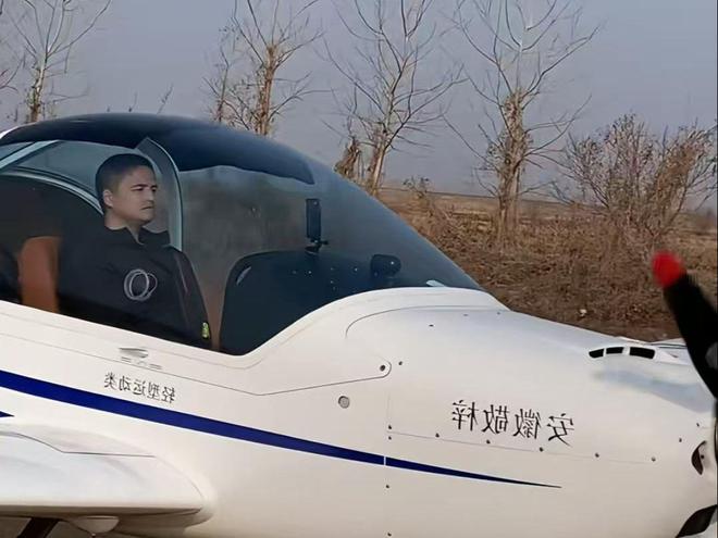 小伙开飞机遇高速堵车350公里一个半小时堵车才知飞机没白买(图1)