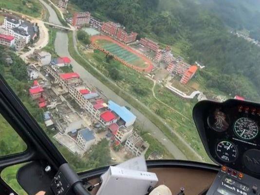 小伙开飞机遇高速堵车350公里一个半小时堵车才知飞机没白买(图11)