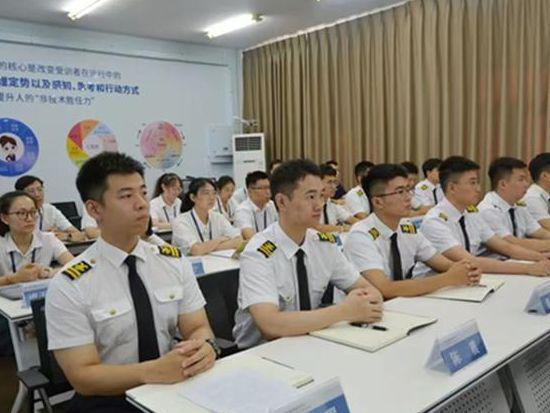 小伙开飞机遇高速堵车350公里一个半小时堵车才知飞机没白买(图14)