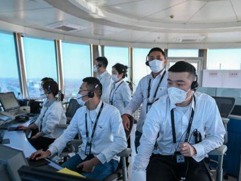 小伙开飞机遇高速堵车350公里一个半小时堵车才知飞机没白买(图17)