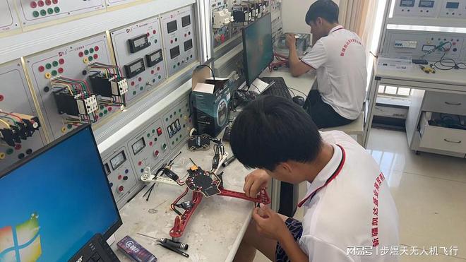 新疆无人机培训热潮兴起保华润天航空助力飞行梦想！(图2)