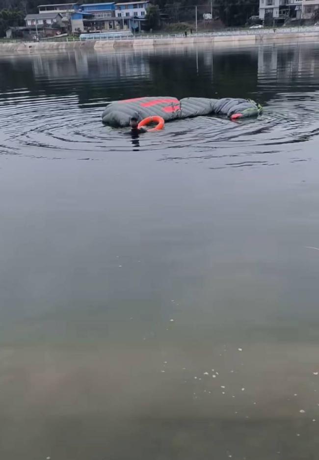 飞行动力伞坠河致驾驶员身亡 首次飞行遇意外(图2)