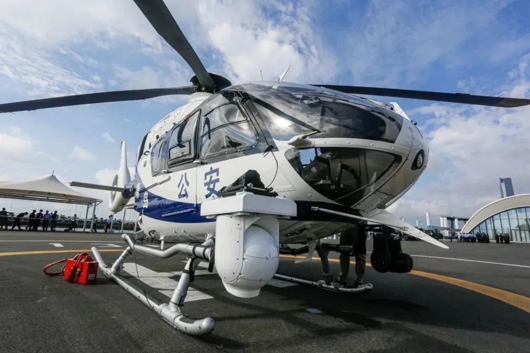英空军“支奴干”直升机撞电线后紧急降落(图1)